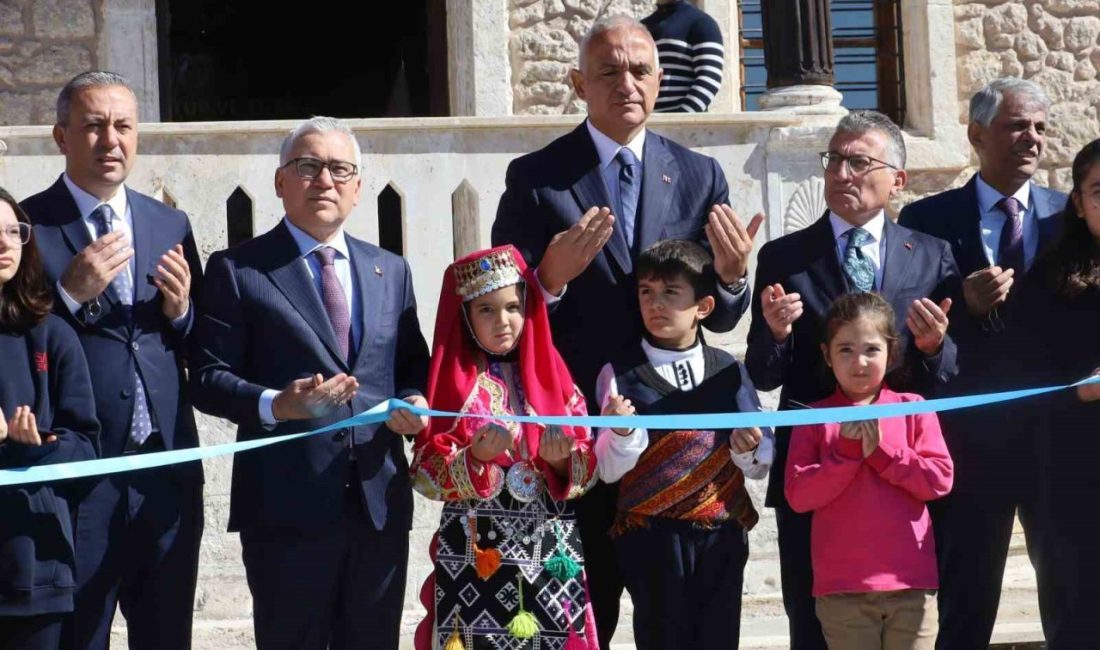 Kültür ve Turizm Bakanı Mehmet Nuri Ersoy, çocukların ve gençlerin