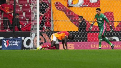 Galatasaray’ın Kolombiyalı futbolcusu Davinson Sanchez, Göztepe maçında gördüğü sarı kartla