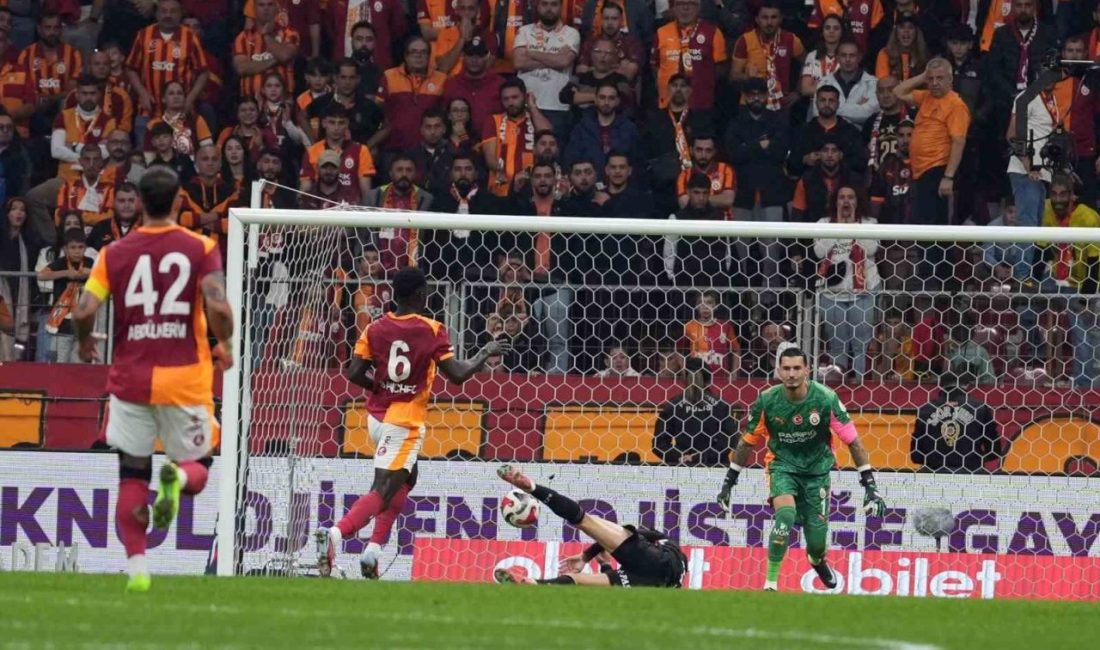 Galatasaray’ın Kolombiyalı futbolcusu Davinson Sanchez, Beşiktaş derbisinin 34. dakikasında kırmızı