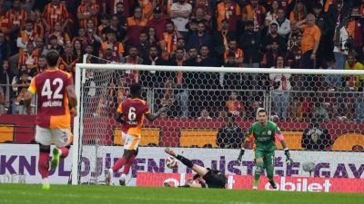 Galatasaray’ın Kolombiyalı futbolcusu Davinson Sanchez, Beşiktaş derbisinin 34. dakikasında kırmızı