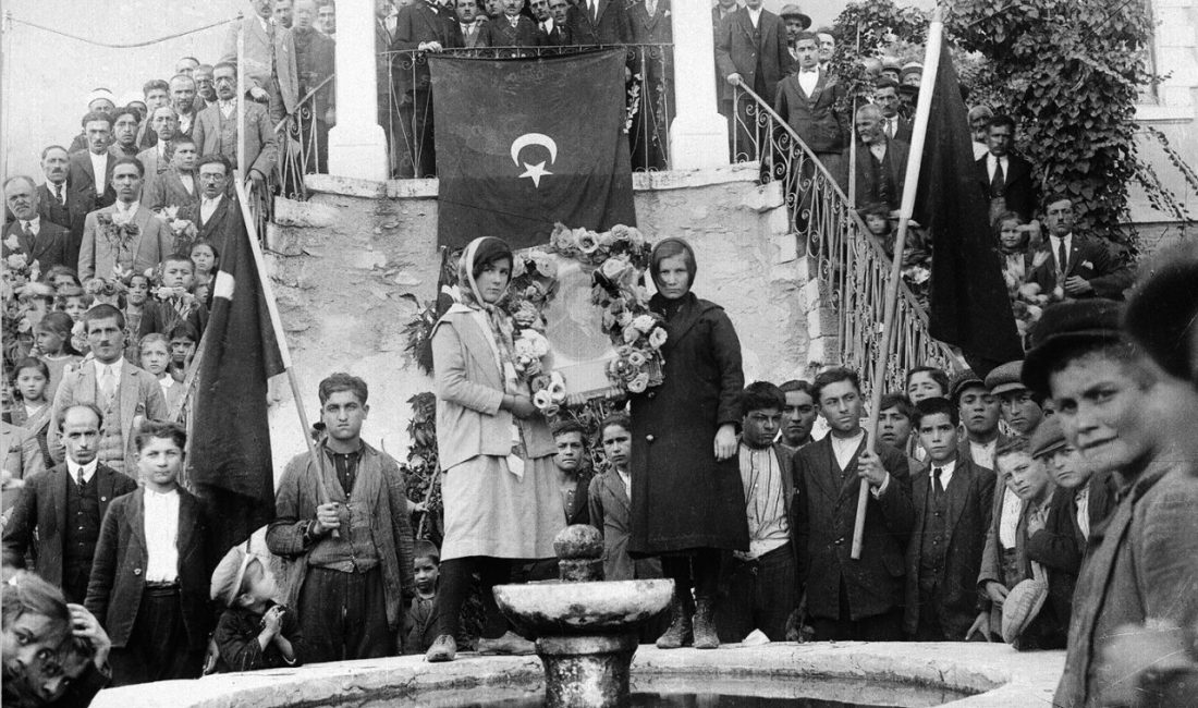 Manisa’nın Demirci ilçesinde Cumhuriyet’in 102. yılı, tarihe yolculuk niteliğinde anlamlı