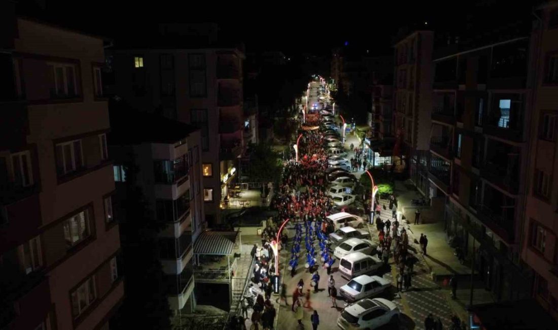 Manisa’nın Demirci ilçesinde Cumhuriyet Bayramı dolayısıyla düzenlenen fener alayına yaklaşık