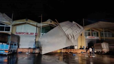 Antalya’nın Demre ilçesinde meydana gelen hortum nedeniyle toptancı halindeki bir