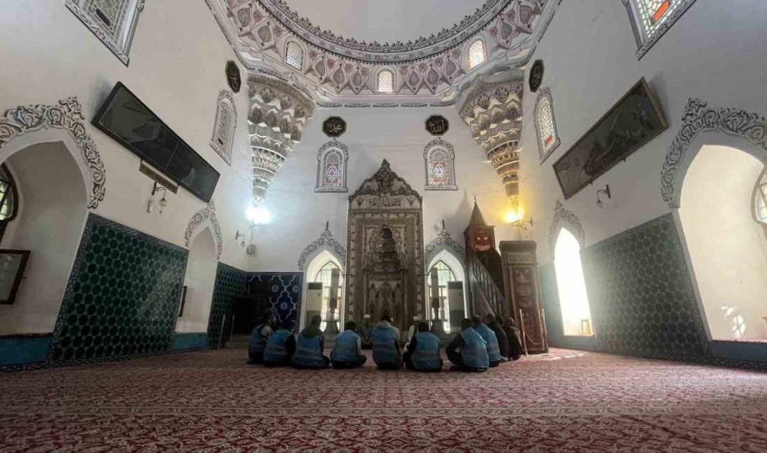 Denetimli serbestlik yükümlüleri, Muradiye Külliyesi’nde Camiler ve Din Görevlileri Haftası çerçevesinde Muradiye Külliyesi’ni gezen Denetimli