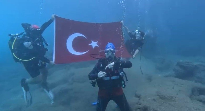 Antalya’nın Alanya ilçesinde dalgıçlar, denizin altında Türk bayrağı açıp işaret