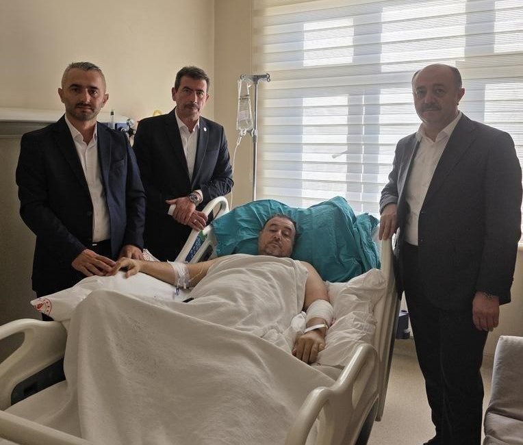 Denizli’de silahlı saldırıya uğrayan okul müdürünün tedavisi devam ediyor Denizli’nin Merkezefendi ilçesinde, okuldaki kantin işletmecisi tarafından silahlı saldırıya uğrayan