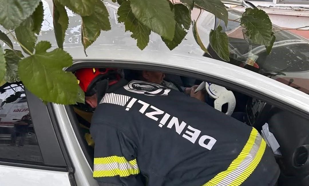 Denizli’de sürücünün direksiyon hakimiyetini kaybettiği otomobil önce ağaca ardından bir