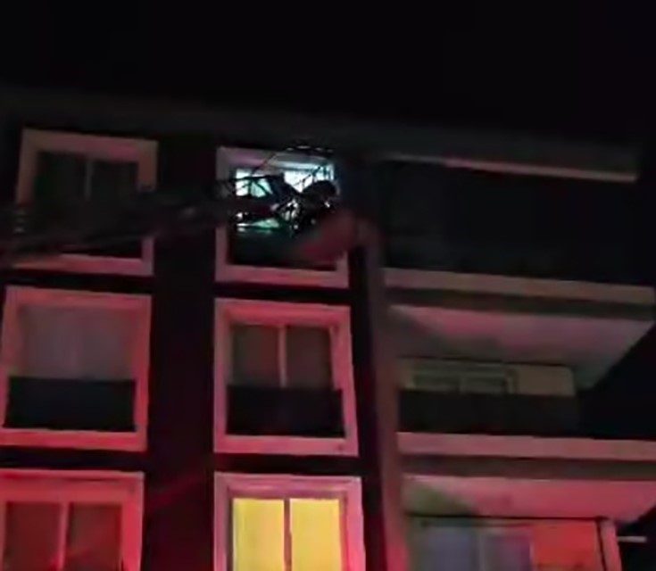 İzmir’in Tire ilçesinde mahsur kalan çocuğu kurtarmaya çalışan itfaiye ekipleri,