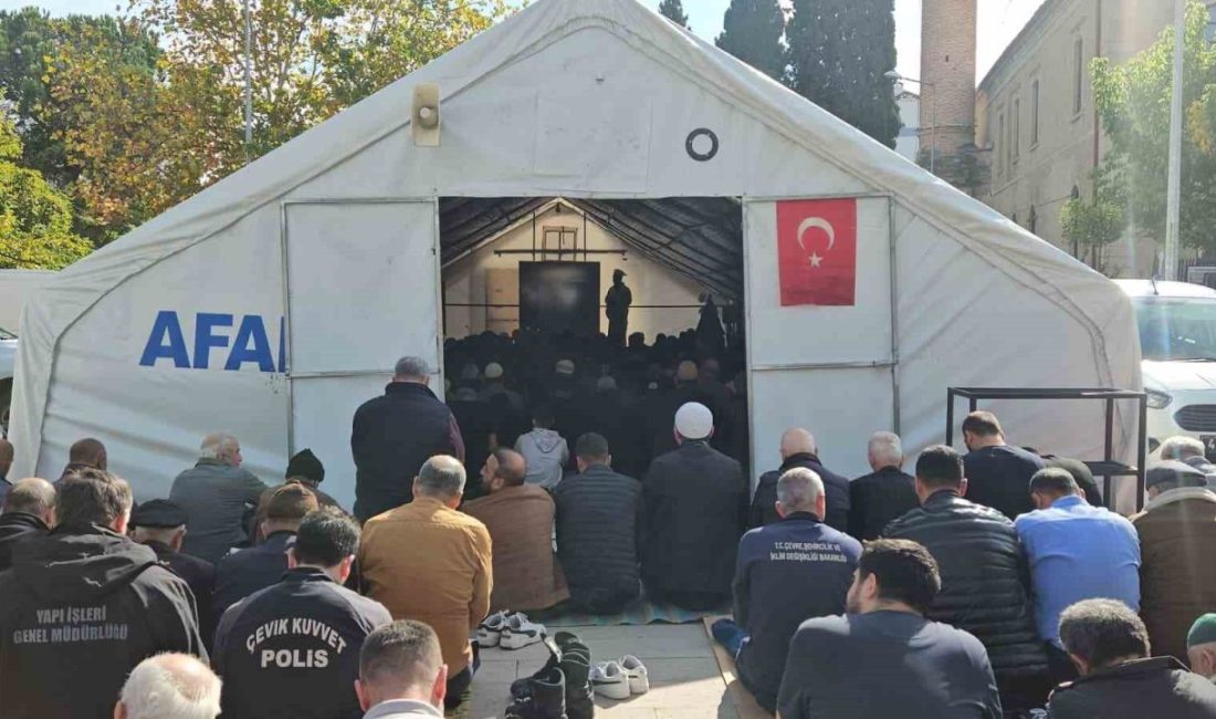 Balıkesir’in Sındırgı ilçesinde depremde bazı camilerin hasar görmesi nedeniyle cuma