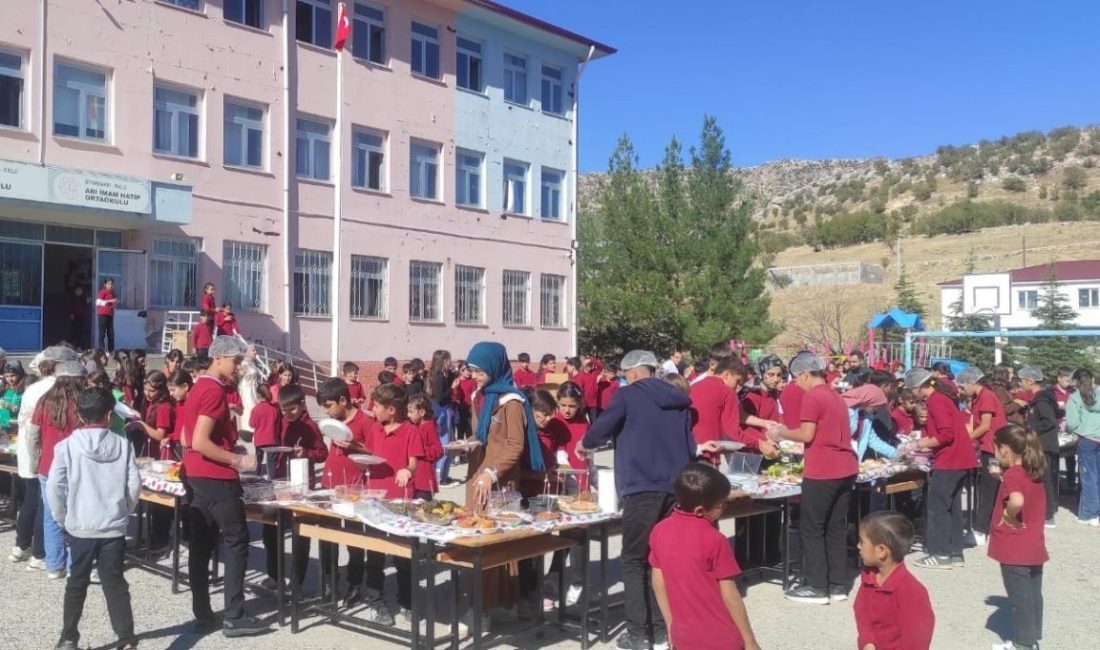 Diyarbakır’ın Dicle ilçesinde öğretmen ve öğrenciler tarafından Gazze’ye yardım etkinliği