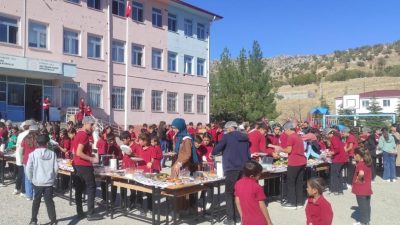 Diyarbakır’ın Dicle ilçesinde öğretmen ve öğrenciler tarafından Gazze’ye yardım etkinliği