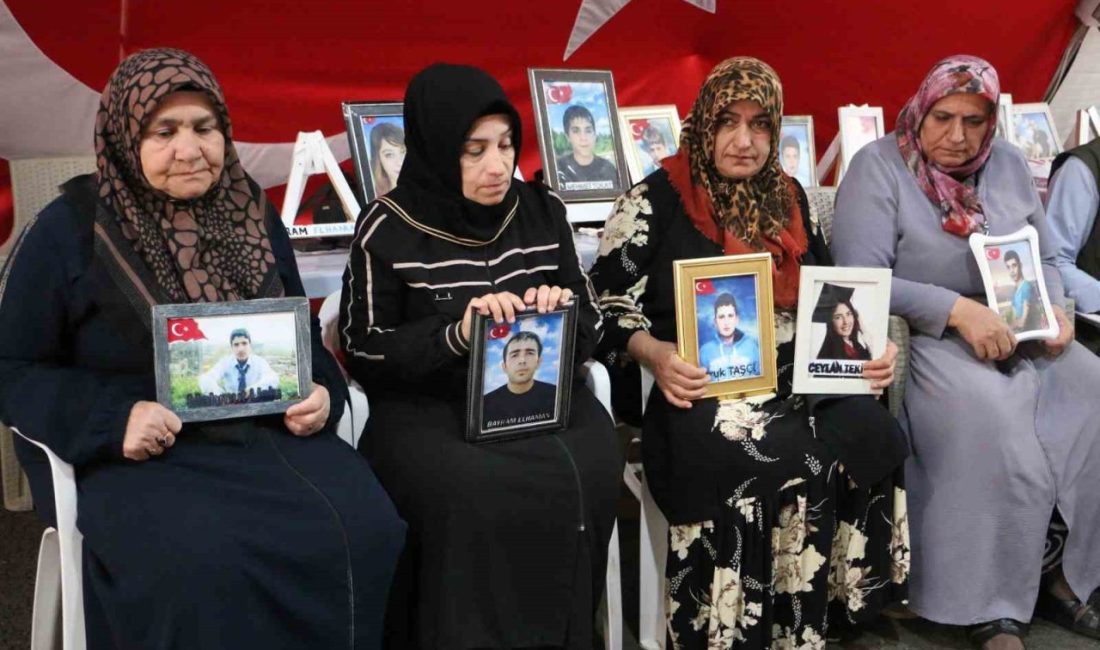 Diyarbakır’da çocukları terör örgütü PKK mensuplarınca dağa kaçırılan ailelerin evlat