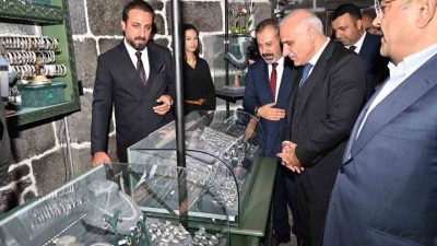 Diyarbakır Hasırevi ve El Sanatları Atölyesi’nin açılışını gerçekleştirildi. Diyarbakır Kuyumcular