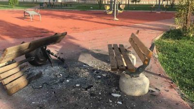 Diyarbakır’ın Kayapınar ilçesindeki bir parkta bazı banklar yakıldı. Kayapınar Belediyesi