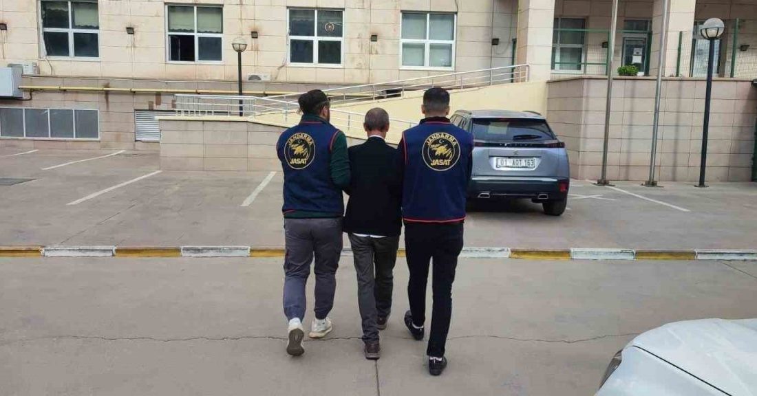 Diyarbakır’da jandarma ekiplerince düzenlenen operasyonlarda haklarında kesinleşmiş hapis cezası bulunan