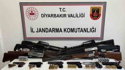 Diyarbakır’da jandarma ekipleri tarafından düzenlenen operasyonlarda 18 adet ruhsatsız tabanca,