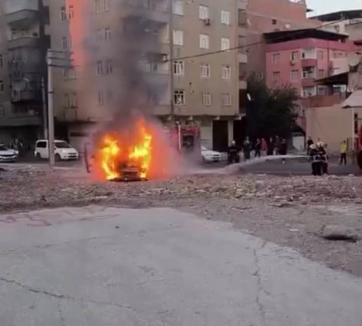 Diyarbakır’da seyir halindeki araç alev topuna döndü Diyarbakır’ın Bağlar ilçesinde seyir halindeki bir araç, alev alarak yanmaya