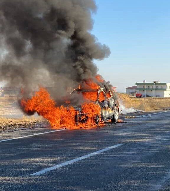 Diyarbakır’ın Silvan ilçesinde seyir halindeki araç alev alarak küle döndü.