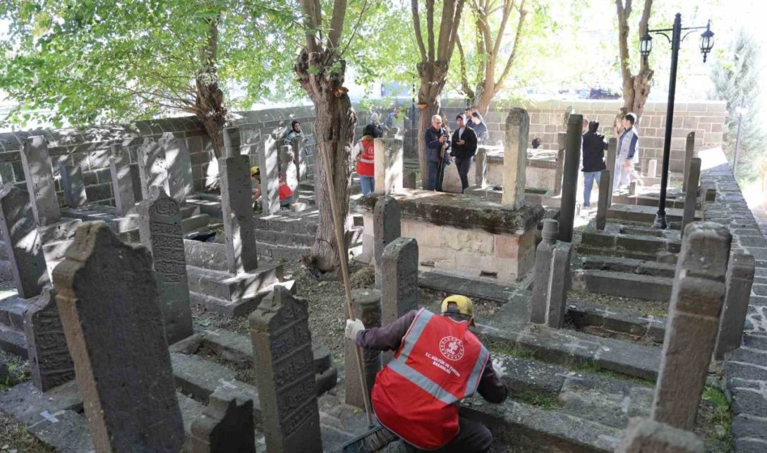 Diyarbakır’da Fatih Paşa Cami doğu haziresindeki mezar taşları ve kitabelerin