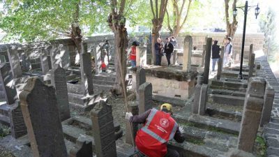 Diyarbakır’da Fatih Paşa Cami doğu haziresindeki mezar taşları ve kitabelerin