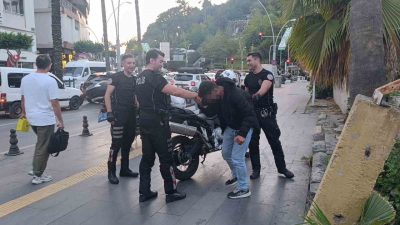 Antalya’da dolmuş durağında baygın halde yatan şahıs, polis ekiplerinin çabasıyla