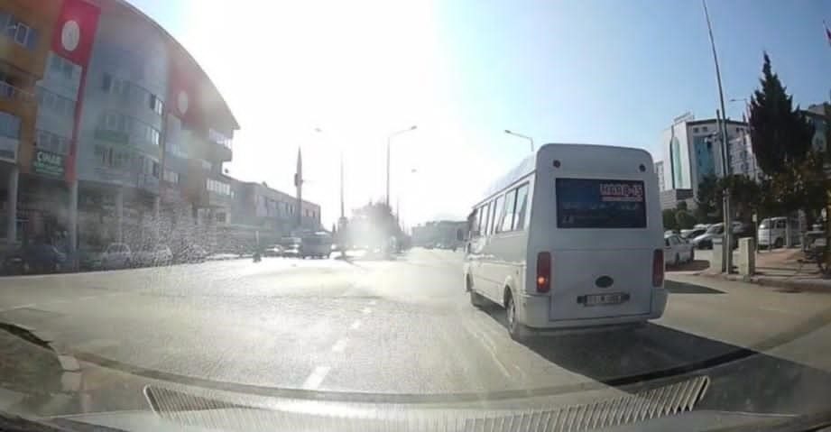 Afyonkarahisar’da içerisinde çok sayıda yolcunun bulunduğu dolmuşun kırmızı ışık ihlali