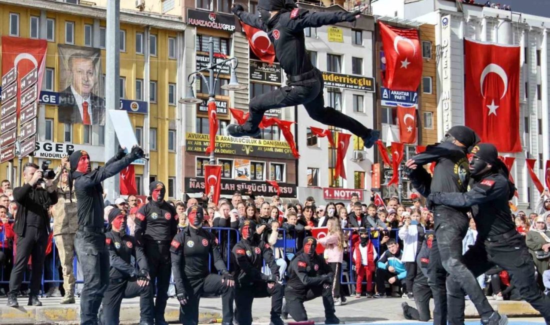 Kastamonu’da jandarma komandolar, Cumhuriyet Bayramı töreninde dövüş sanatlarındaki hünerleriyle büyük