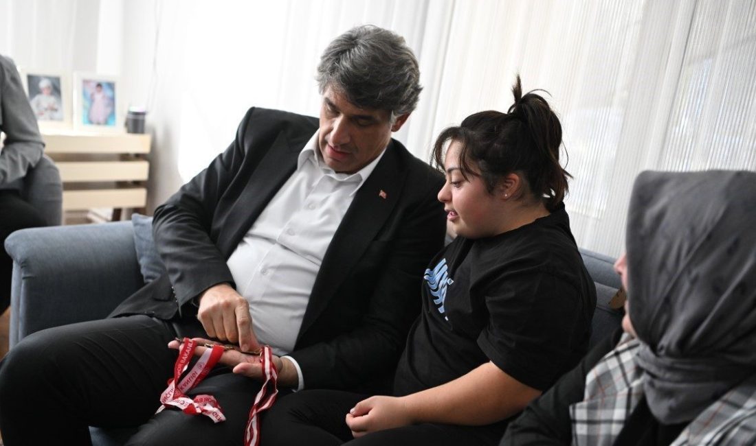 Kocaeli’nin Kartepe ilçesinde yaşayan 15 yaşındaki down sendromlu Elanur Gençoğlu,