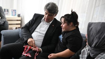 Kocaeli’nin Kartepe ilçesinde yaşayan 15 yaşındaki down sendromlu Elanur Gençoğlu,