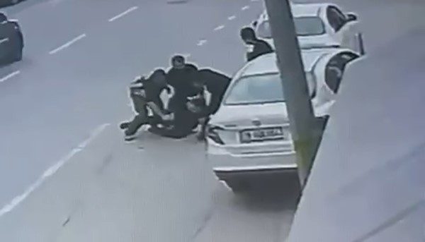 Drift atarken yakalandı, sonrasında yaptıkları pes dedirtti Bursa’da drift yapan sürücü, sivil trafik ekiplerine yakalandı. Polise ettiği