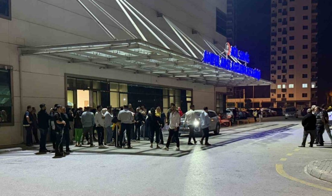 Düğün salonu önünde babasıyla tartışan şahıslara ateş etti: 5 yaralı Mersin’in Tarsus ilçesinde düğün salonu önünde babasıyla tartışan şahıslara tabancayla