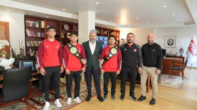 Dünya Karakucak Güreş Şampiyonası’nda dünya şampiyonu olan milli sporcular, Radyo