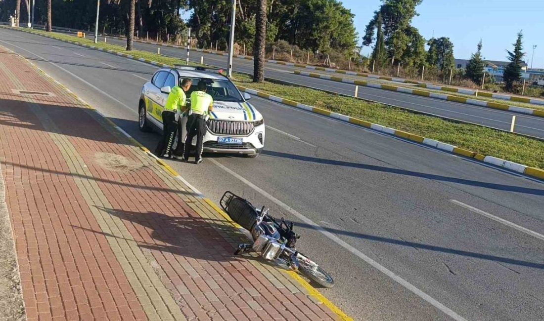 Antalya’nın Manavgat ilçesinde trafik polislerinin gözlerinin önünde motosikletin önünü kaldıran