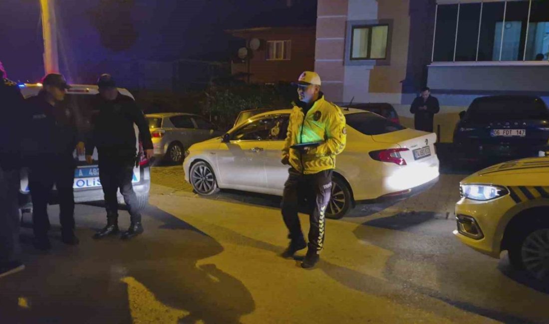 ’Dur’ ihtarına uymayan sürücü kovalamaca sonucu yakalandı Bartın’da polisin ’dur’ ihtarına uymayan otomobil sürücüsü kovalamaca sonucu yakalandı.