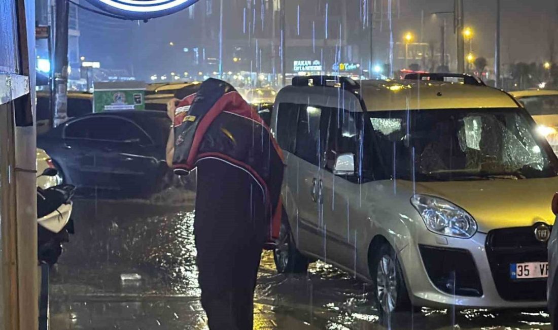 Düzce’de etkili olan şiddetli yağış, kısa sürede sokakları göle çevirdi.