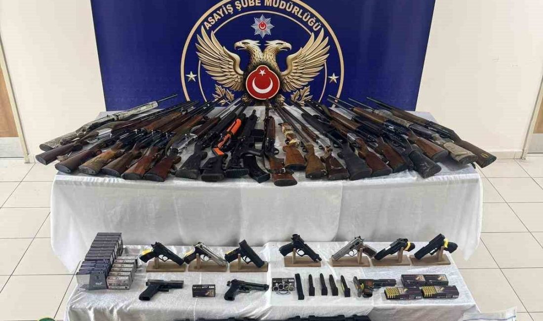 Düzce’de sosyal medya üzerinden silah teşhiri yapan şahıslara yönelik operasyon: 24 gözaltı DÜZCE (İHA) – Düzce Cumhuriyet Başsavcılığı’nın sosyal medya üzerinden silah