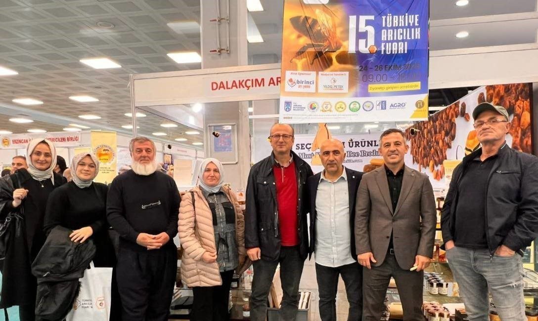 DÜZCE(İHA) – Düzceli arıcılar katıldıkları fuarda arı sütü üretiminde kullanılan