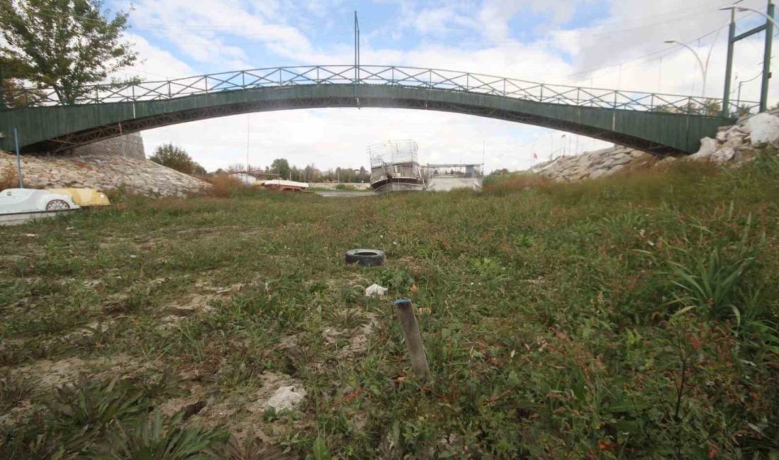 Konya’nın Beyşehir ilçesinde göl suları çekildi, gezinti yatları ve balıkçı