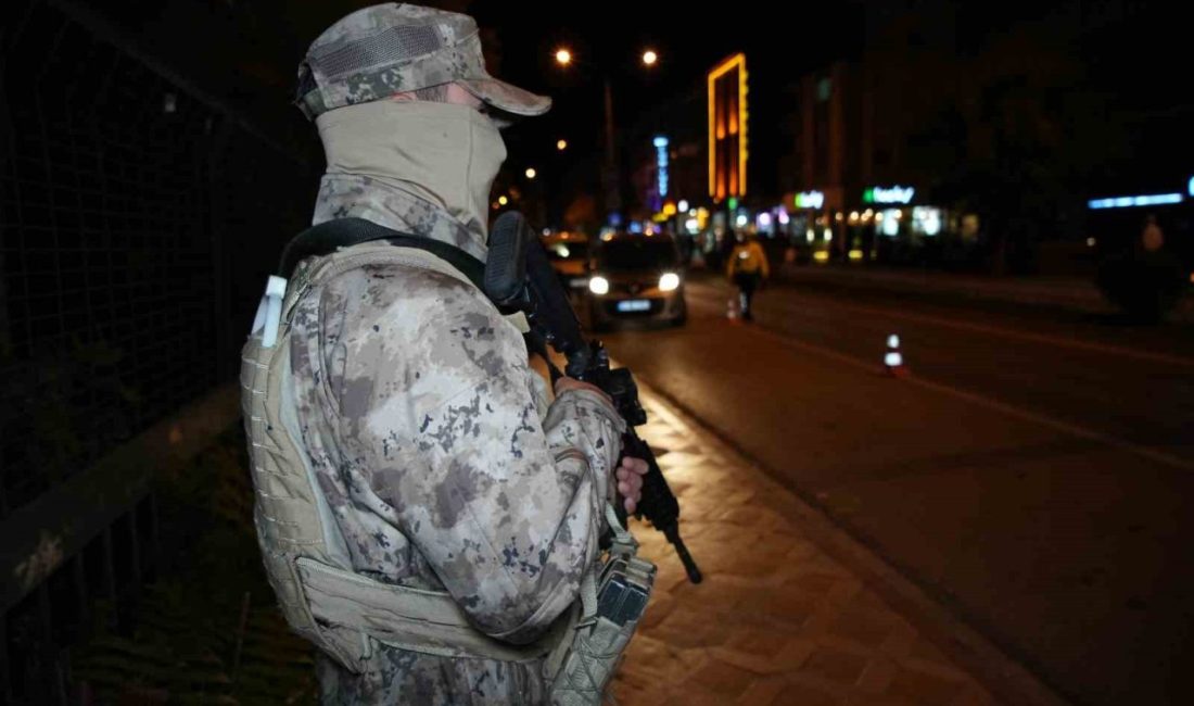 Edirne’de “Huzurlu Sokaklar” uygulaması: Ruhsatsız tabanca ele geçirildi, 15 sürücüye 178 bin TL ceza Edirne’de polis ekiplerince gerçekleştirilen “Huzurlu Sokaklar ve Umuma Açık İşyerleri