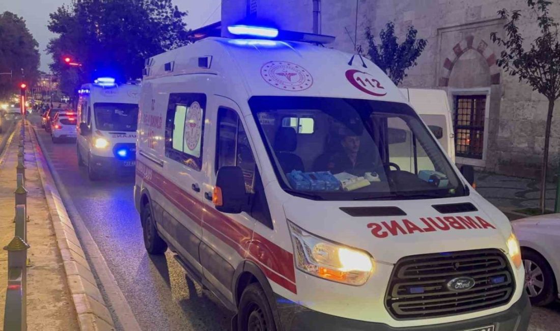 Edirne’de motosiklet refüje çarptı: 2 yaralı Edirne’de sürücüsünün direksiyon hakimiyetini kaybettiği motosiklet refüje çarptı. Kazada sürücü