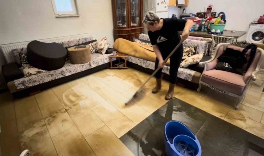 Edirne’de şiddetli sağanak nedeniyle rögarın taşması sonucu su basan evdeki