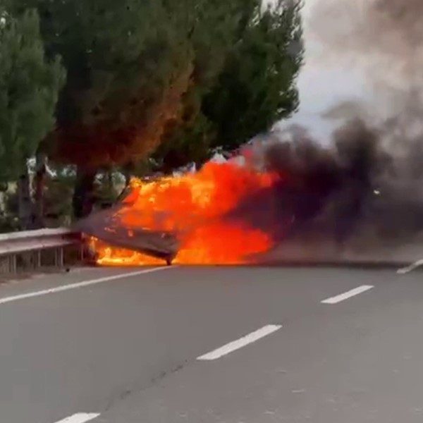 Edirne’nin Meriç ilçesinde seyir halindeki yanan otomobil kullanılamaz hale geldi.