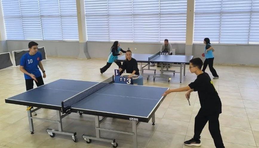 Edremit’te 29 Ekim Cumhuriyet Bayramı masa tenisi turnuvası düzenlendi Balıkesir’in Edremit ilçesinde, 29 Ekim Cumhuriyet Bayramı kutlamaları kapsamında lise