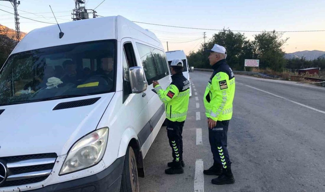 Eğirdir’de jandarma trafik uygulamasında 4 servis aracına ceza kesildi Eğirdir İlçe Jandarma Komutanlığı ekiplerince gerçekleştirilen trafik uygulamasında 19 servis