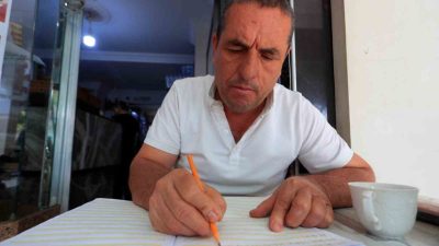 Antalya’da 48 yaşındaki Fuat Aydın, ehliyet sahibi olabilmek için okuma-yazma