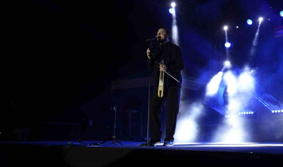 Ekin Uzunlar, Niğde’de unutulmaz bir konser verdi Karadeniz müziğinin sevilen isimlerinden Ekin Uzunlar, 5. Niğde Gastronomi Festivali