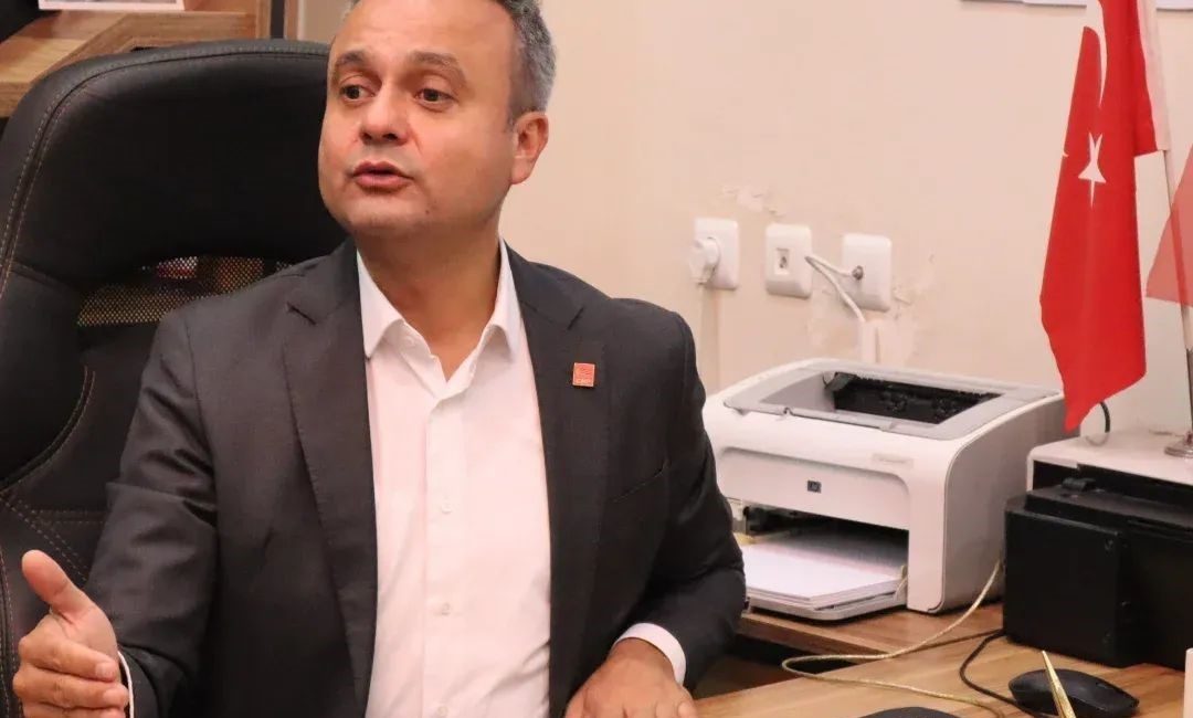 ’Ekonomi kötü’ diyen CHP’li başkan kongreyi 5 yıldızlı otelde yapma kararı aldı Afyonkarahisar CHP İl Başkanı Faruk Duha Erhan’ın her hafta düzenlediği