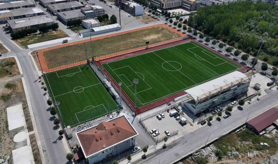 Sakarya Büyükşehir Belediyesi tarafından yenileme çalışmaları tamamlanan Ekrem Karaberberler Futbol