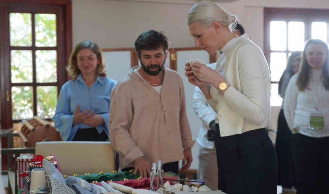 El emeği ürünler usta eller tarafından incelendi Bilecik Belediyesi destekleriyle tanıtıcı ürünler üreten Bilecik Kadın Girişimi Üretim