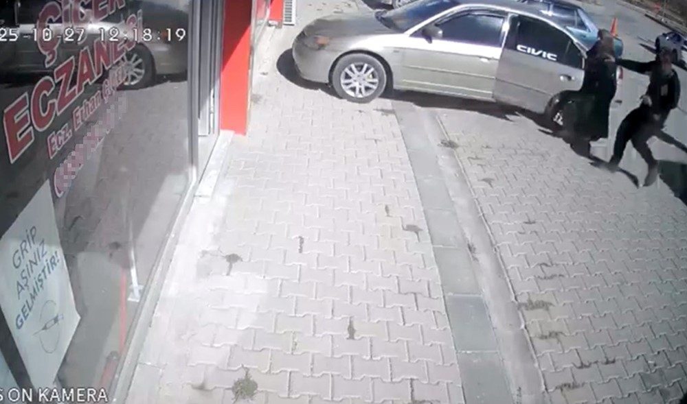 Malatya’nın Doğanşehir ilçesinde park halindeki bir otomobil, el freninin tam